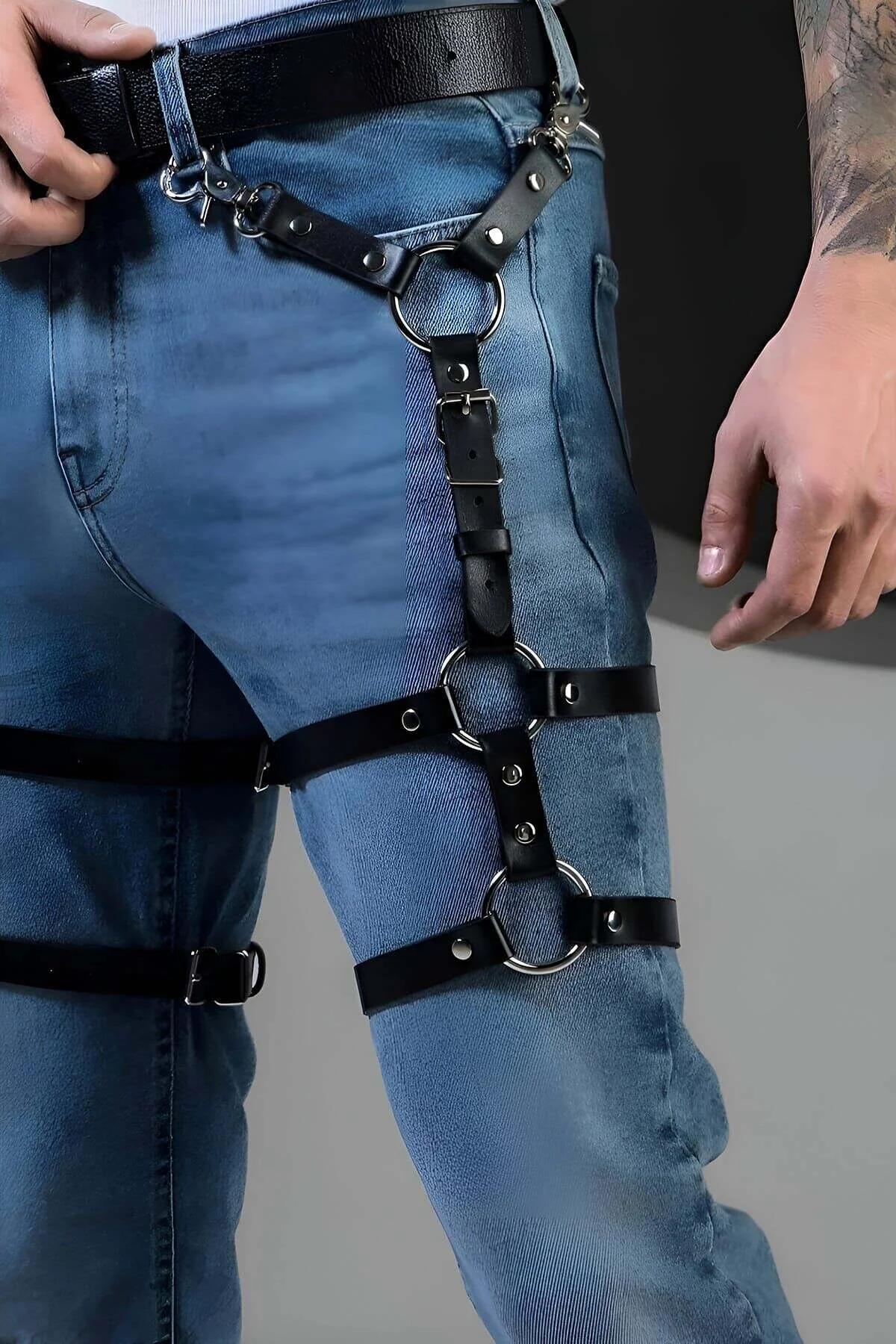 Mavi kot üzerine giyilen, kalçadan dize ayarlanabilir toka askılı üç gümüş O-halkalı siyah suni deri bacak harness