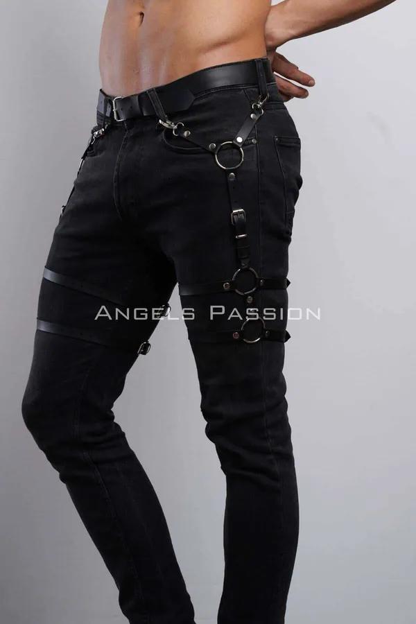 Siyah kot pantolon üzerinde üç gümüş O-halkalı siyah suni deri bacak harness, kalça, uyluk ve dizde ayarlanabilir toka bantları