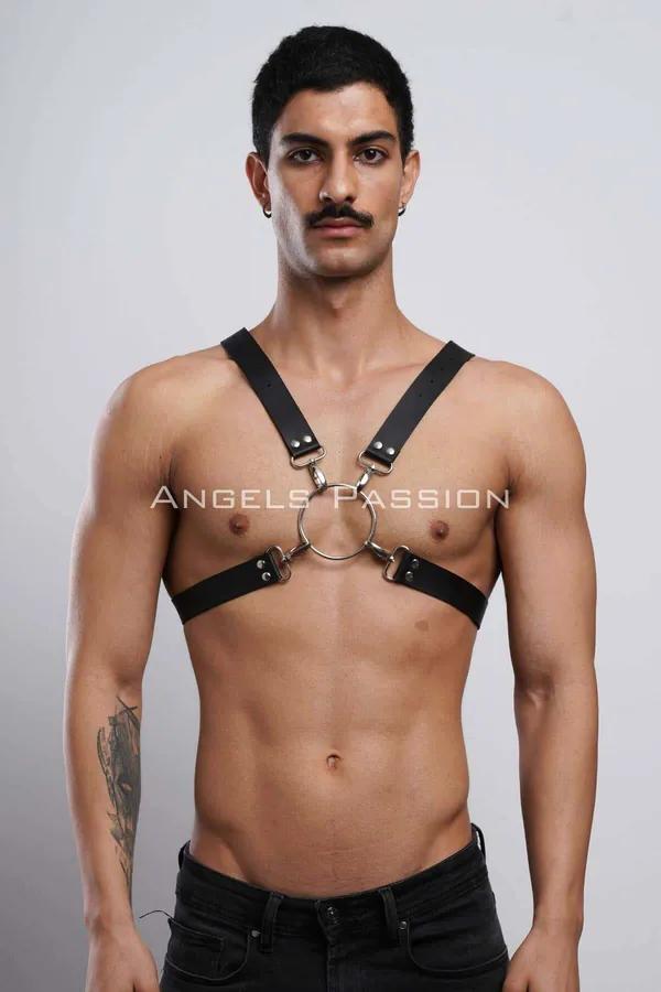 Gümüş O-halka ve X-arka bantlı siyah suni deri göğüs harness, erkek model üzerinde