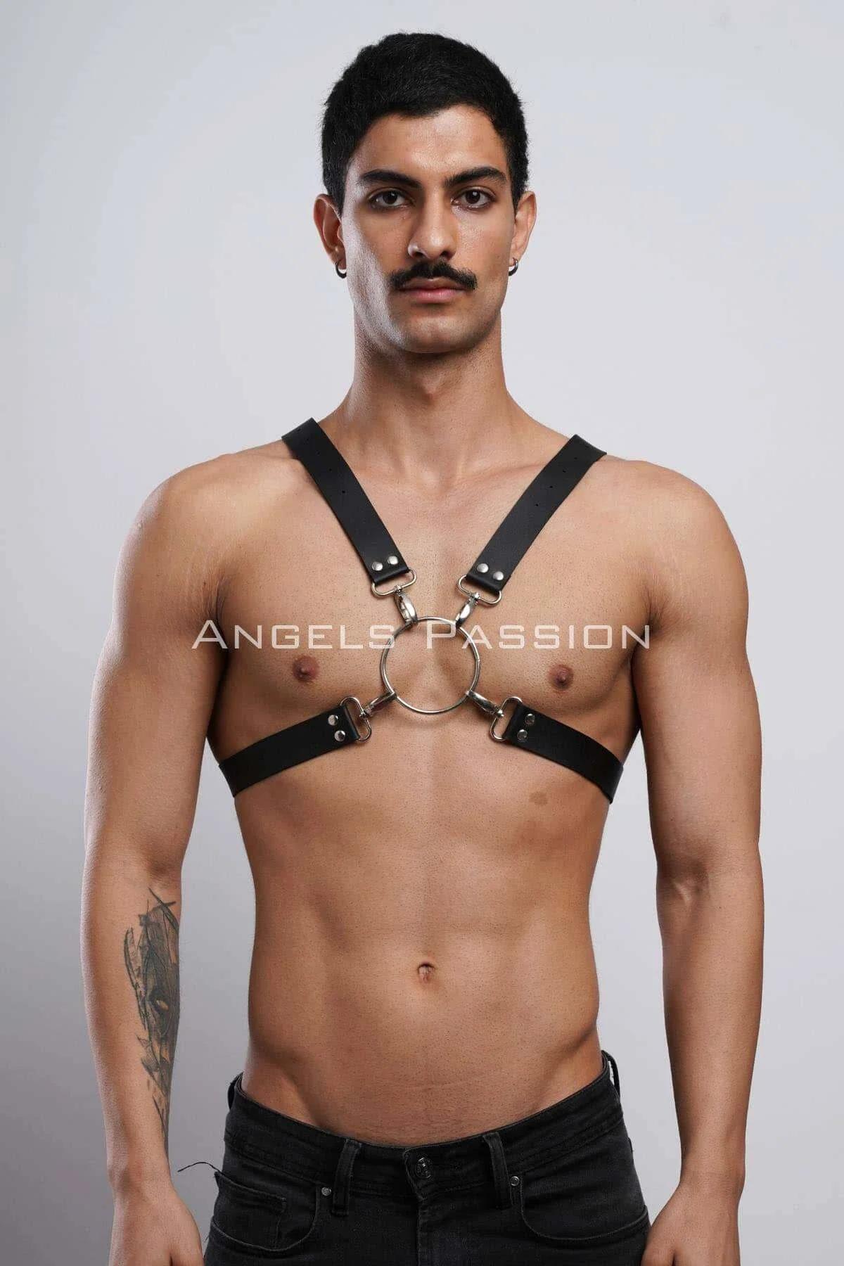 Gümüş O-halka ve X-arka bantlı siyah suni deri göğüs harness, erkek model üzerinde