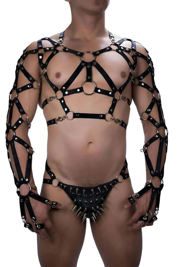 Gümüş O-halkalar, kafes kol kılıfları ve çıkarılabilir sivri uçlu tanga içeren siyah suni deri tam vücut harness'ı ön görünüm
