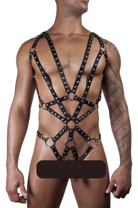 Erkek model ön görünümde yoğun gümüş kubbe zımbalar ve altı O-halka ile siyah suni deri tam vücut harness'ı