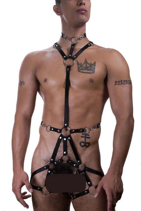 Erkek modelde gümüş O-halkalar ve zincir boyunluklu siyah suni deri tam vücut harness'ı