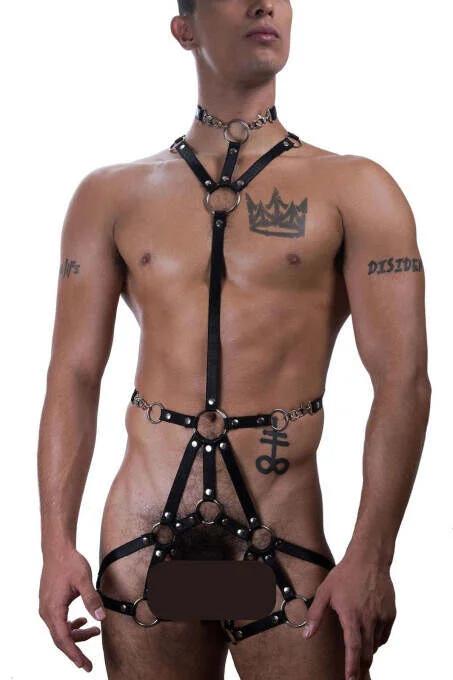 Erkek modelde gümüş O-halkalar ve zincir boyunluklu siyah suni deri tam vücut harness'ı