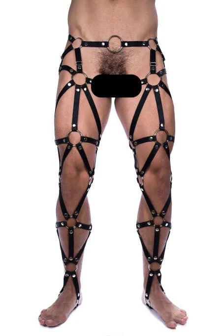 Erkek modelde gümüş O-halkalar ve geometrik askı deseni ile siyah suni deri tam bacak harness'ı