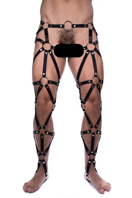 Siyah suni deri bacak harness askılarındaki gümüş O-halkalar ve perçin detayları yakın planı