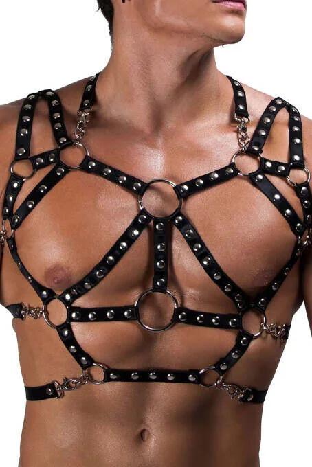 siyah vegan deri erkek göğüs harness beş gümüş O-halka ve yan zincir köprü detayı