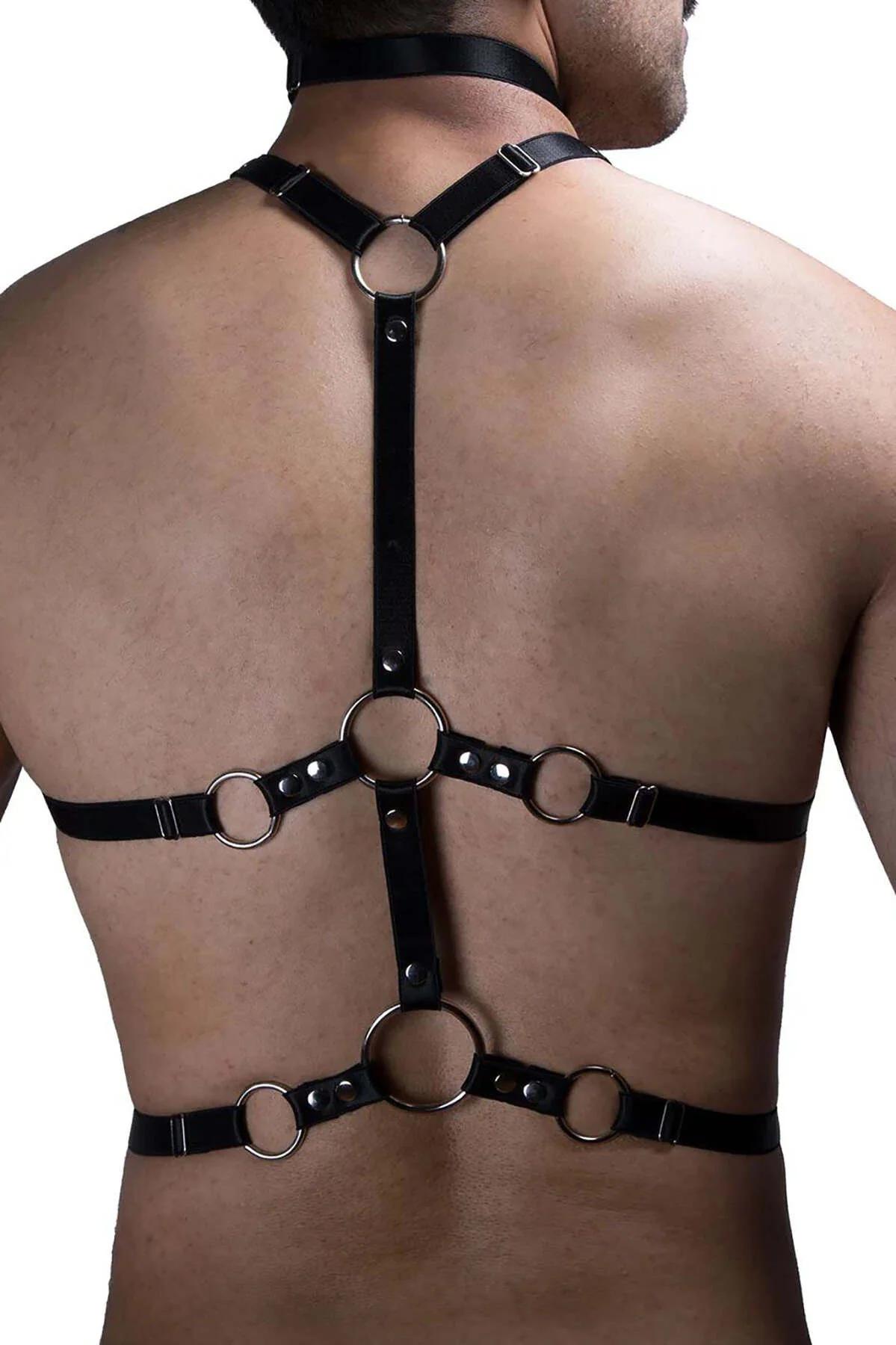 Siyah suni deri erkek göğüs harness'ında arka toka kapama ve askı ayarı