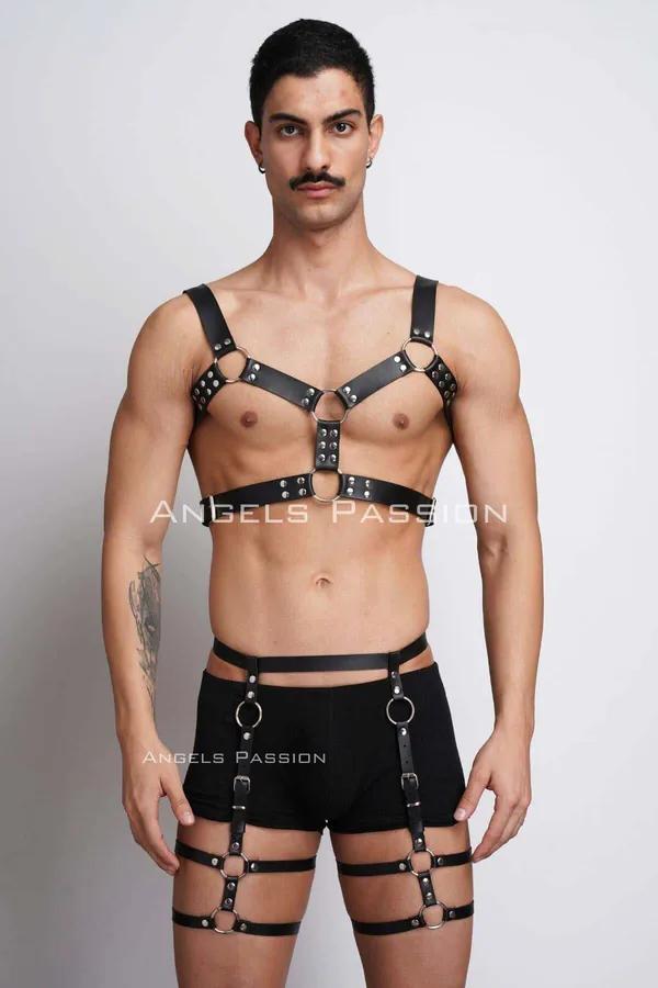 Erkek modelde göğüs ve bacak askılarında gümüş O-halka aksanlı siyah suni deri tam vücut harness