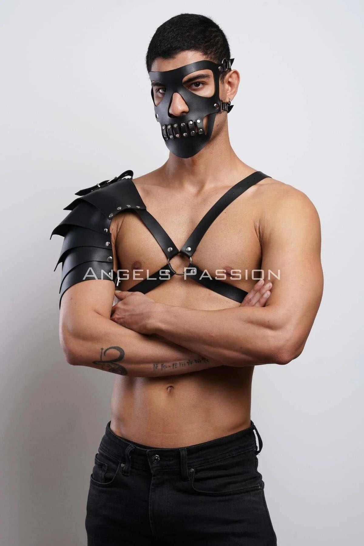 Asimetrik omuz kapsama gösteren mat siyah PU pauldron harness çapraz göğüs askısının yan açısı
