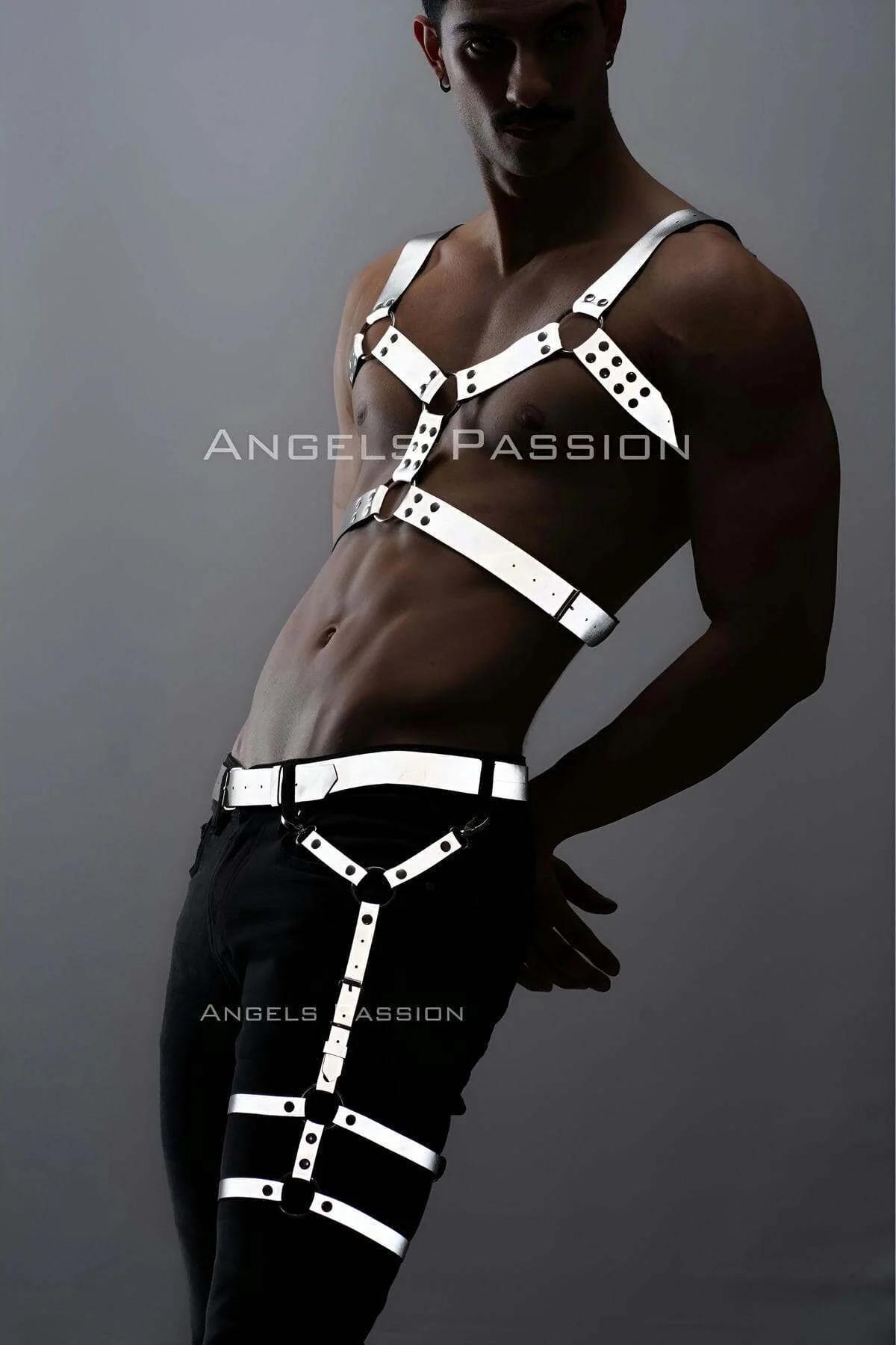 Gümüş toka donanımlı erkek model tarafından giyilen beyaz reflektör suni deri göğüs ve uyluk kafes harness seti