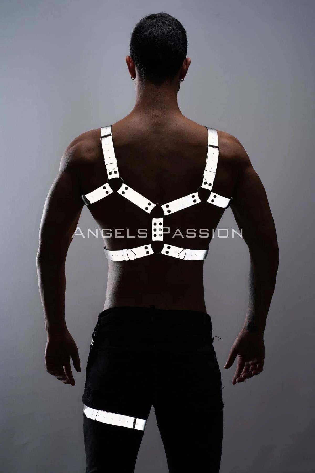 Göğüs ve uyluk parçalarını birlikte gösteren çıplak gövde üzerine giyilen tam set reflektör beyaz harness
