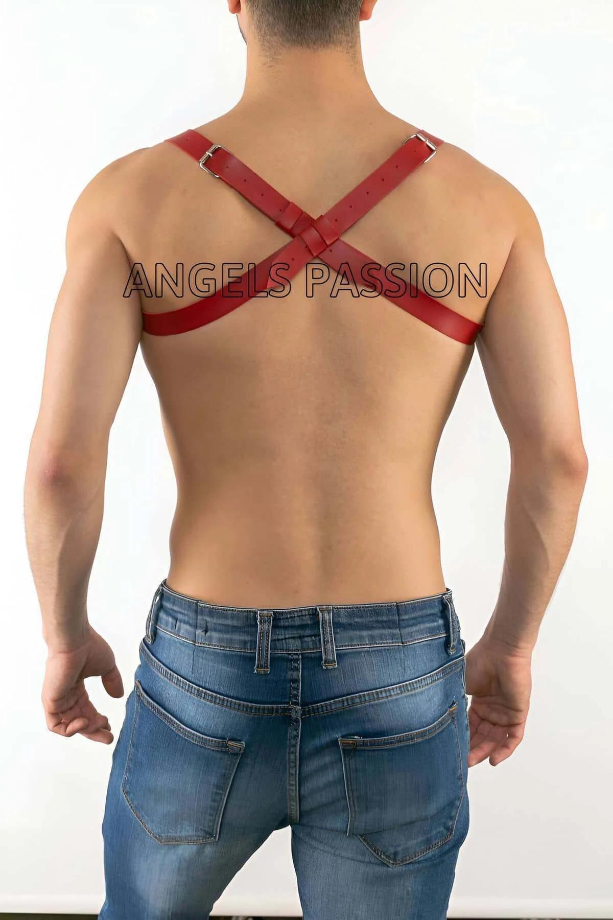 bağlantı noktasında gümüş zımba perçinleri gösteren kırmızı suni deri harness çapraz askı detayı