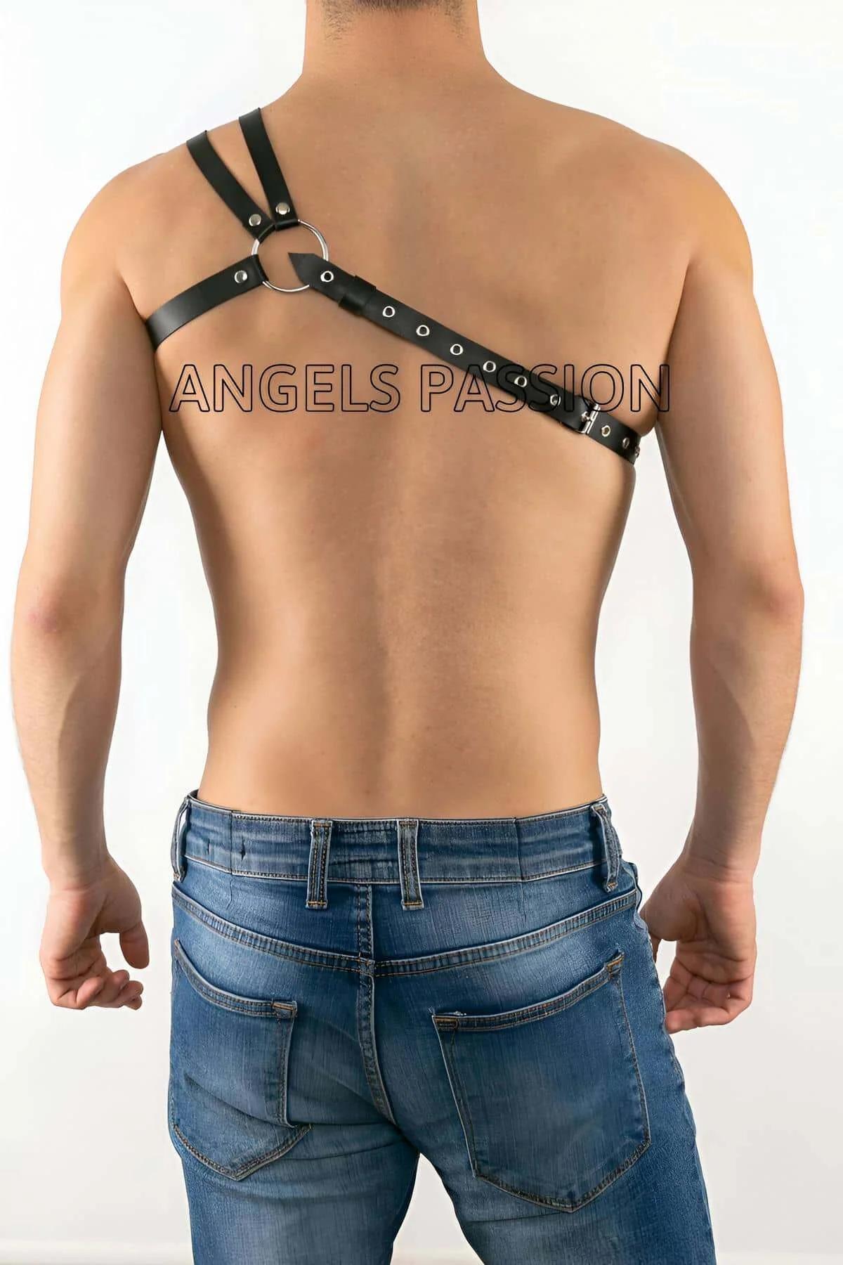 siyah erkek harness sağ omuz çift kayış detayı krom toka yakın çekim
