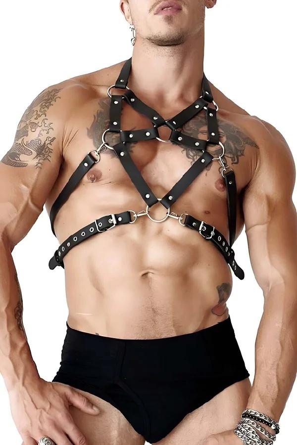 Erkek modelde gümüş O-halkalar ve ayarlanabilir ilmekli bel bandlı siyah suni deri pentagram göğüs harness