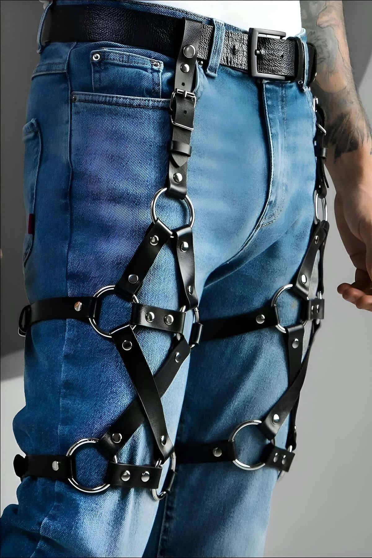 Siyah PU suni deri uyluk harness askısındaki gümüş O-halka perçin detayının yakın görünümü