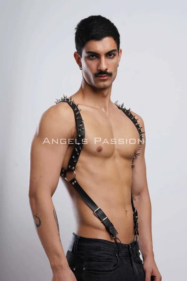 Gümüş spike omuz bandı ve O-halka göğüs detaylı siyah suni deri vücut harness, erkek model üzerinde