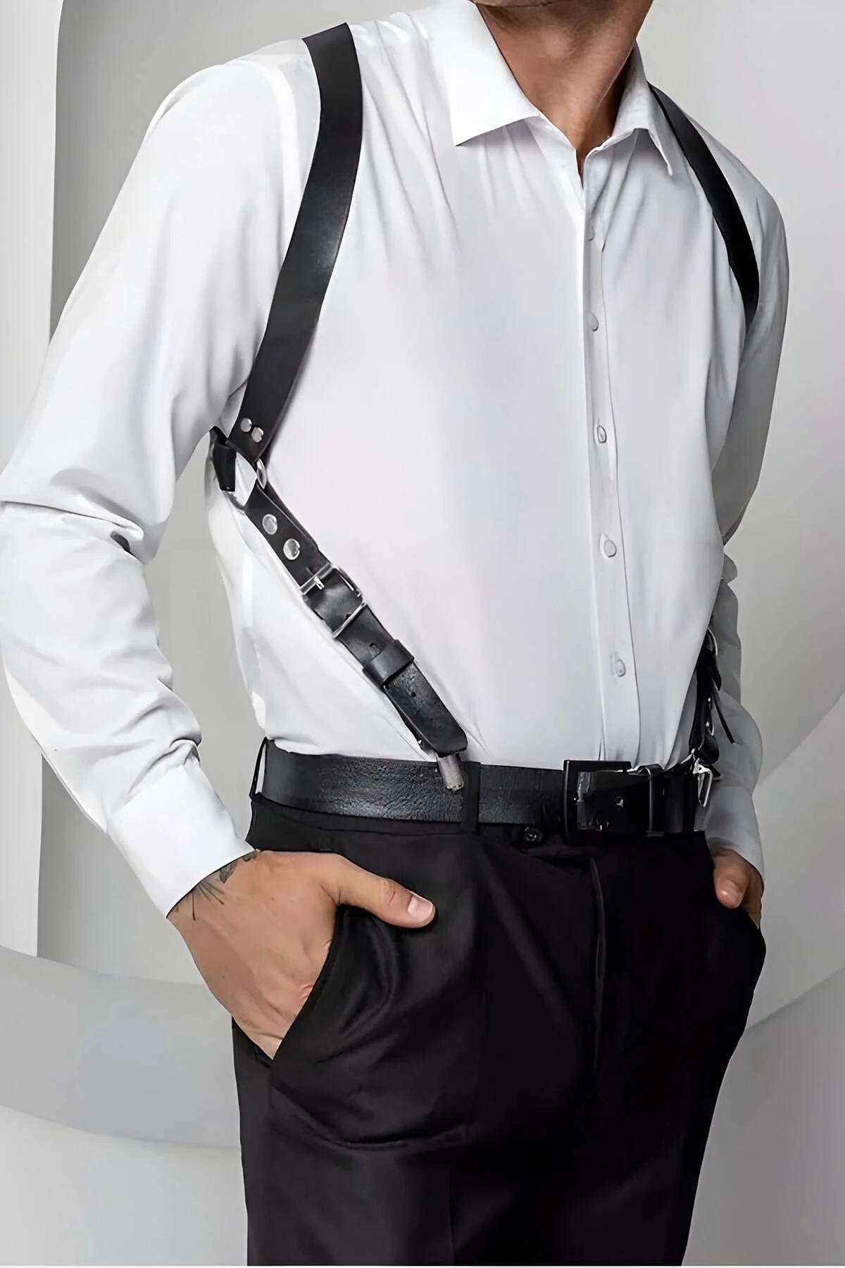 Beyaz gömlek üzerinde gümüş tokalı siyah suni deri tek çapraz omuz harness