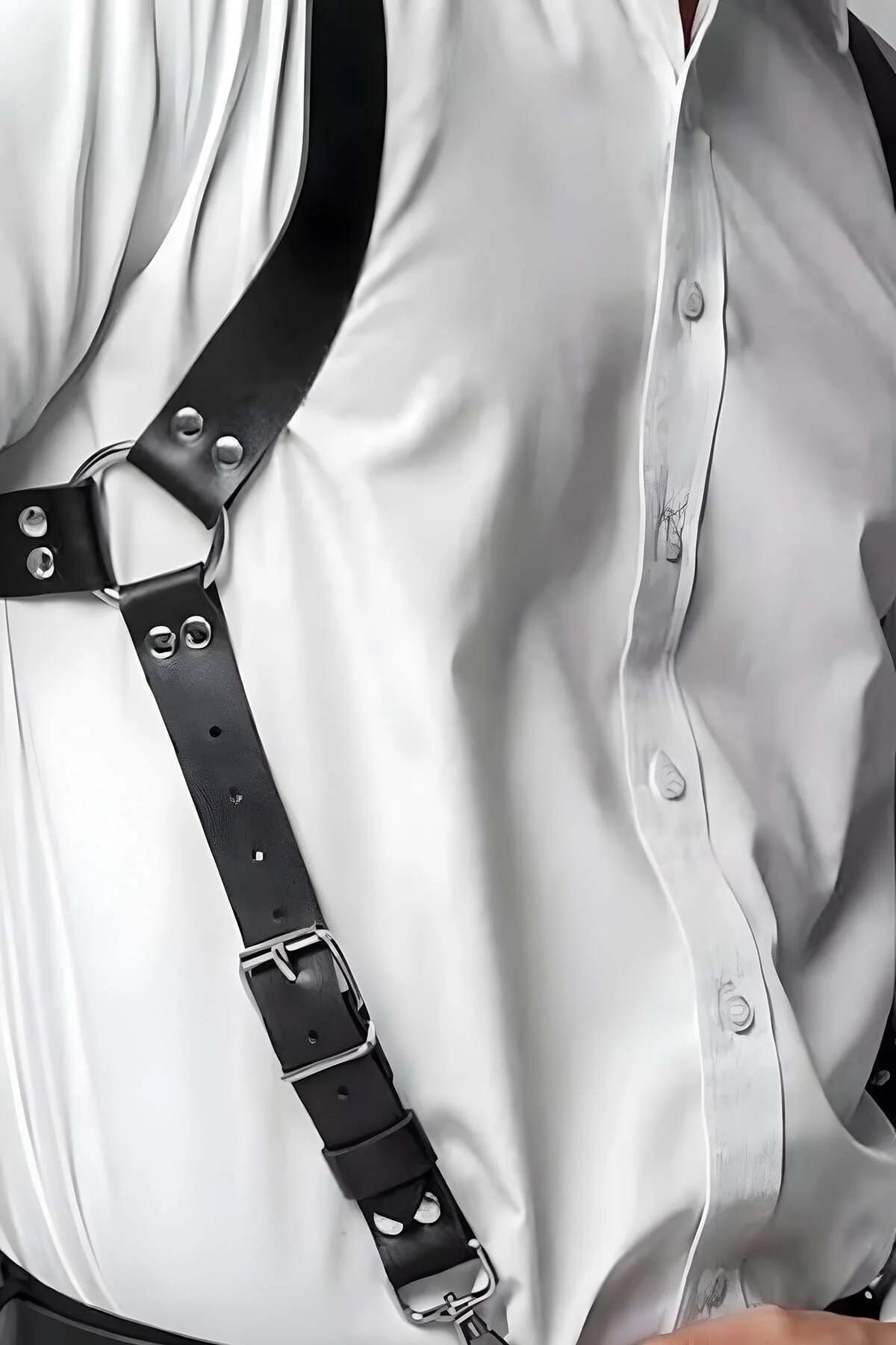 Gümüş dikdörtgen merkezi toka detaylı siyah PU omuz harness X-sırt askı konfigürasyonu