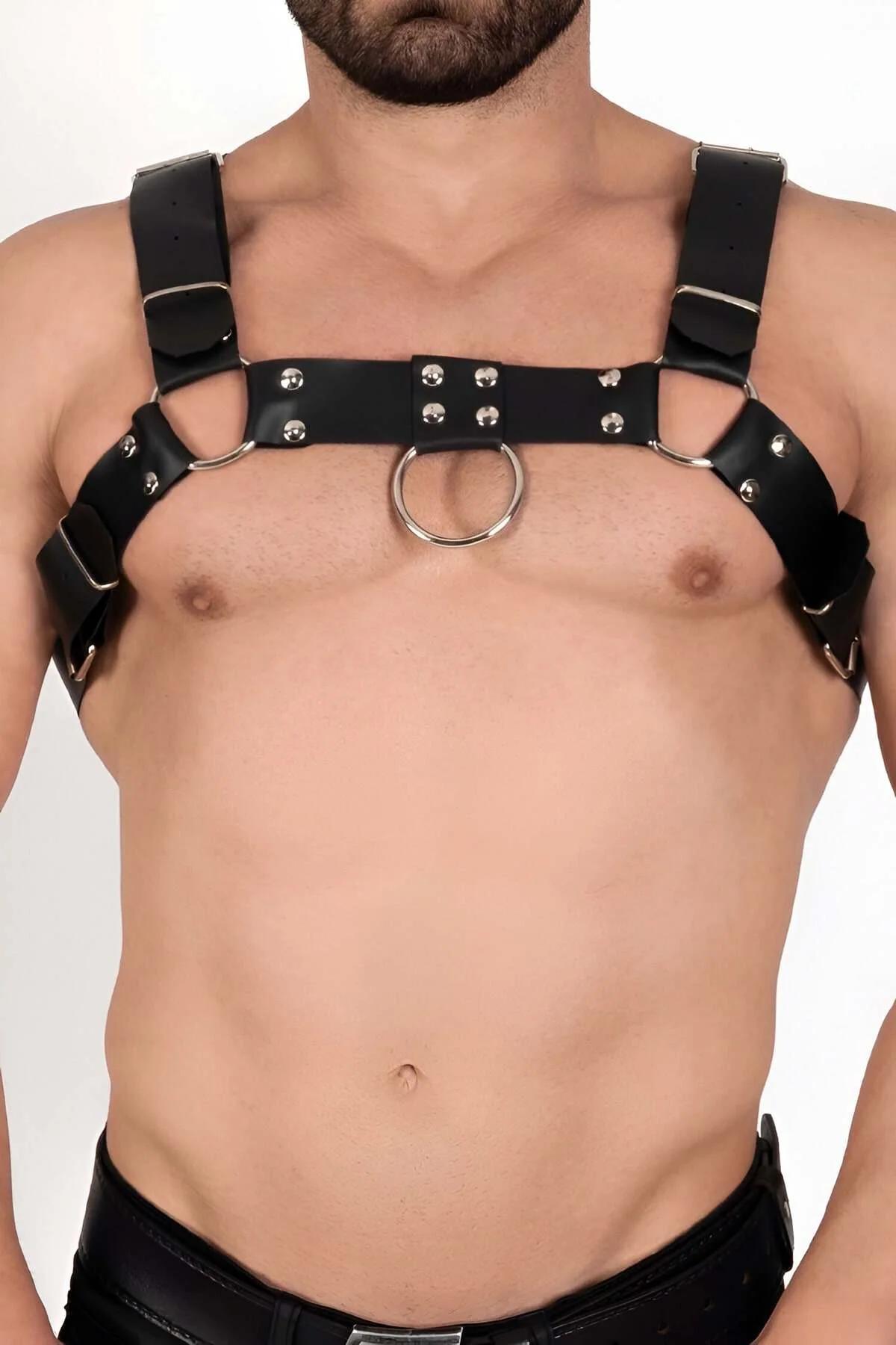 Siyah PU deri erkek harness ön görünüm, merkezi gümüş O-halka detayı