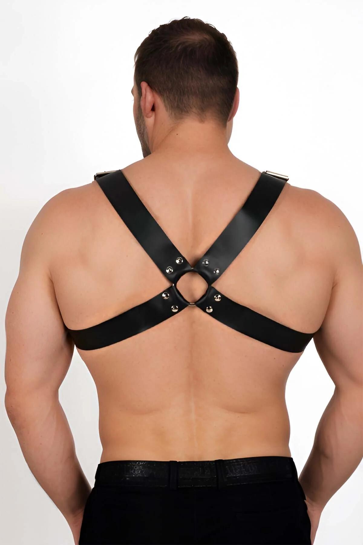 Erkek clubwear harness siyah deri, 8 adet gümüş perçin ve D-toka omuz askısı