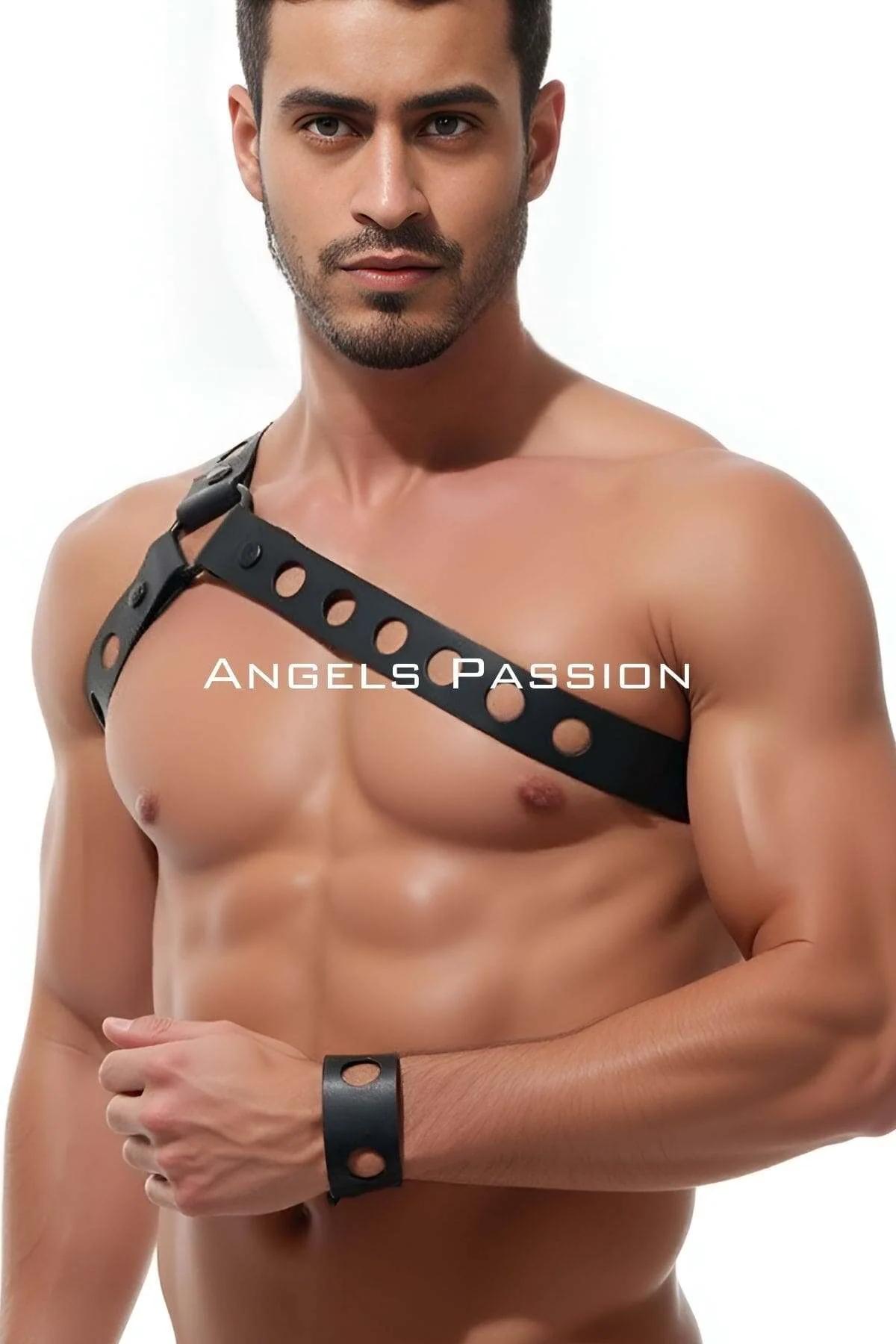 Erkek model tarafından giyilmiş zımbalı delikli çapraz tek askılı siyah suni deri asimetrik göğüs harness