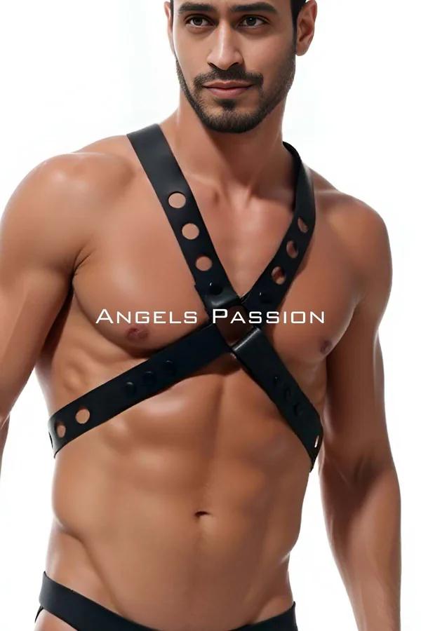 Çıplak göğüste giyilen dairesel delik kesikler ve gümüş merkez tokalı siyah suni deri X-askı erkek harness