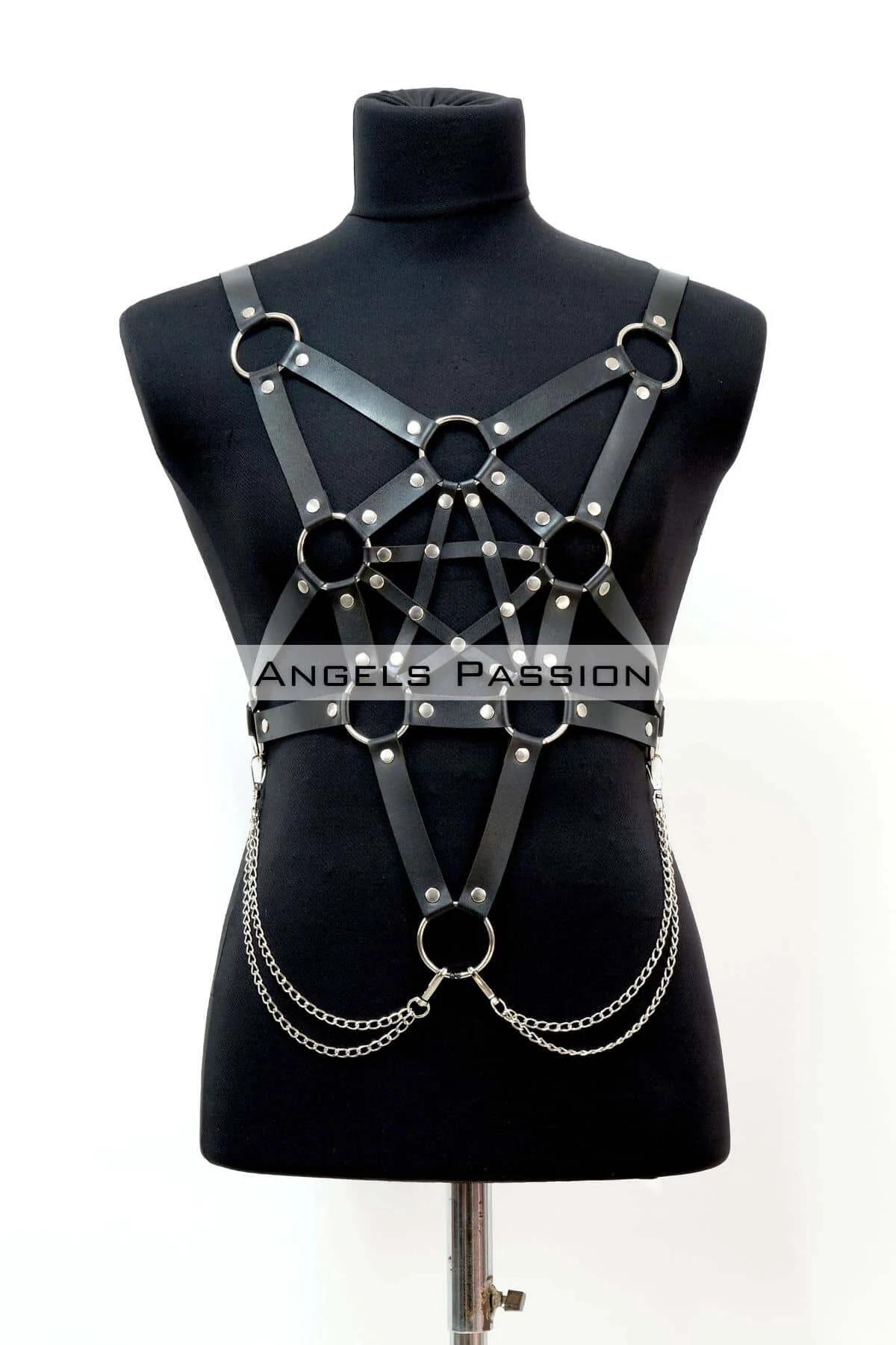 Manken üzerinde beş gümüş O-halka ve çift sıralı bel zincirleriyle siyah suni deri pentagram vücut harness