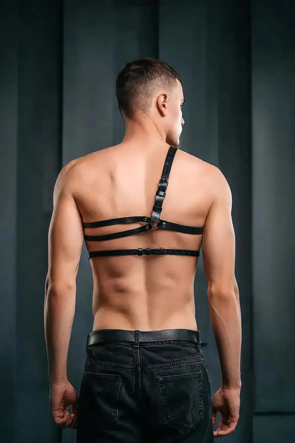 Suni deri askılarda ayarlanabilir toka kapama gösteren siyah vücut harness arka görünüm