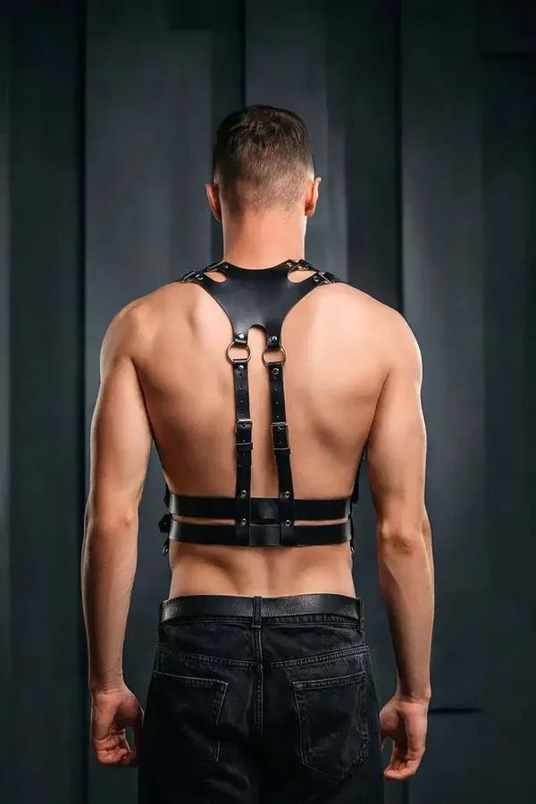 Çift gümüş O-halka ve ayarlanabilir dikey askılı siyah suni deri erkek göğüs harness arka görünüm