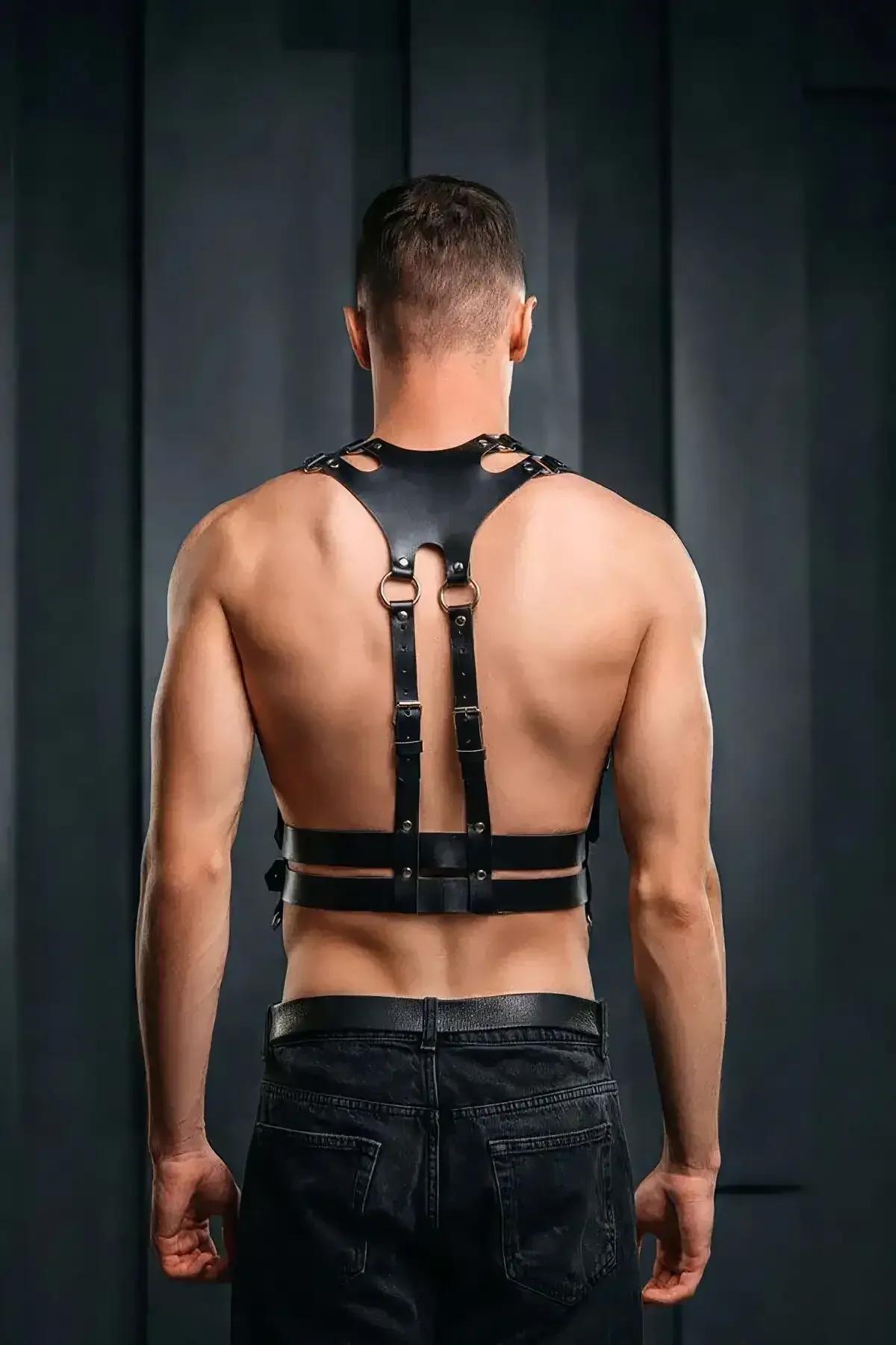 Çift gümüş O-halka ve ayarlanabilir dikey askılı siyah suni deri erkek göğüs harness arka görünüm