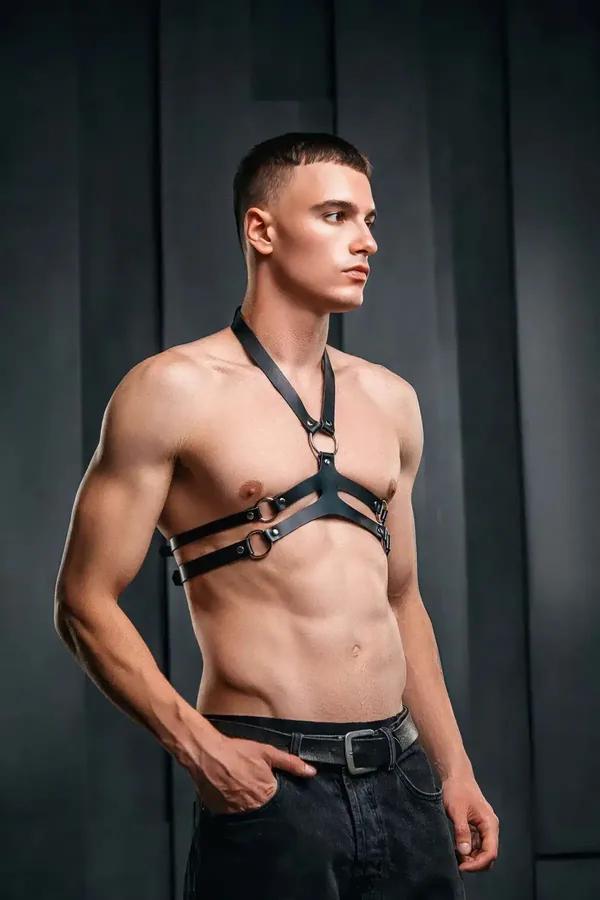 Krom O-halkalar ve V şekilli ön askılı siyah suni deri erkek göğüs harness, çıplak gövde üzerinde