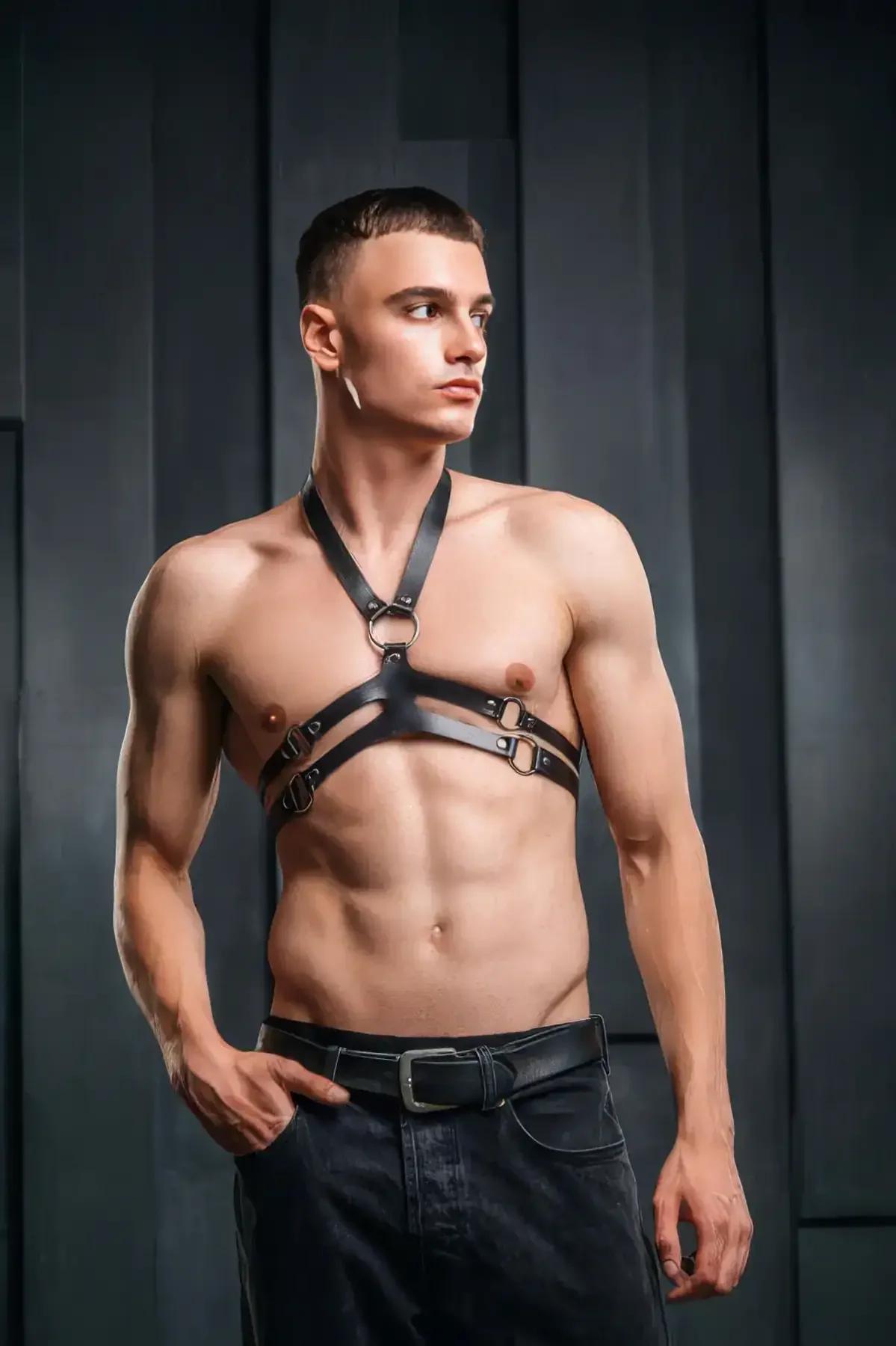 Ayarlanabilir iğneli tokalar ve askı genişliğini gösteren siyah suni deri erkek harness arka görünüm