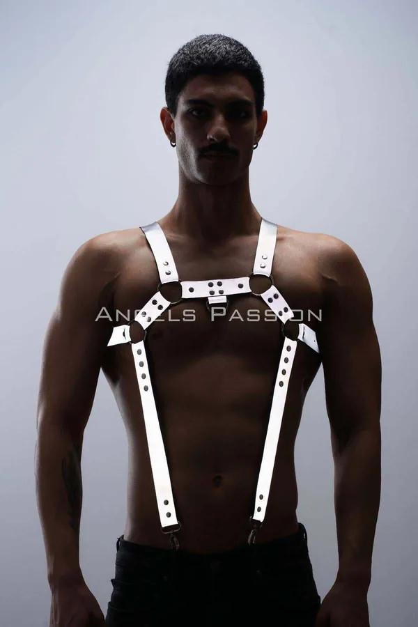 O-halka ve gümüş döner kliplerle reflektör beyaz suni deri göğüs ve pantolon harness seti, erkek üzerinde