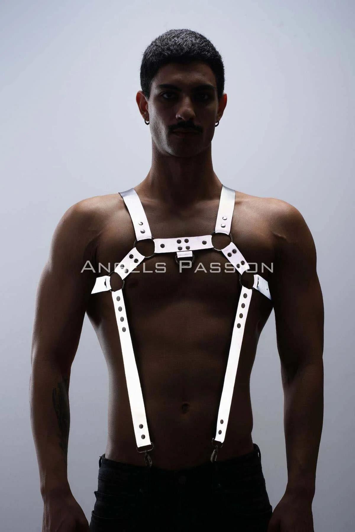O-halka ve gümüş döner kliplerle reflektör beyaz suni deri göğüs ve pantolon harness seti, erkek üzerinde