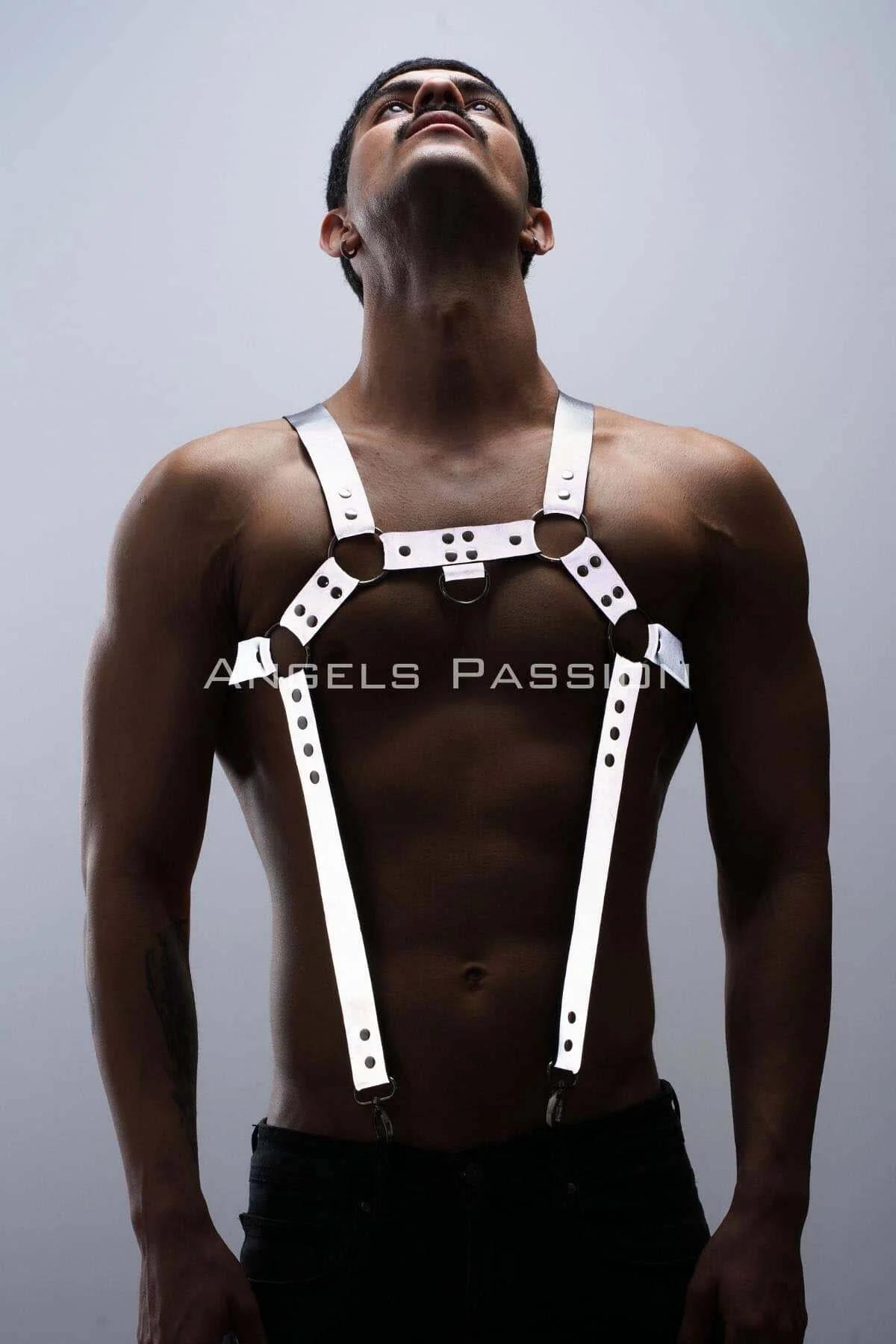 Siyah pantolon üzerinde döner klip uçlu reflektör beyaz pantolon harness bantları yan görünüm