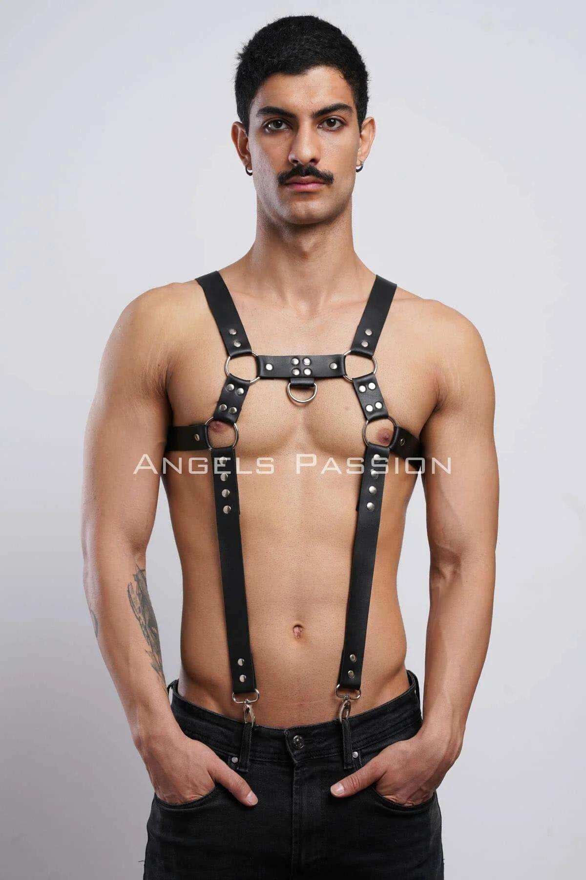 Mat siyah PU deri göğüs harness gümüş perçin detayı yakın çekim ön görünüm