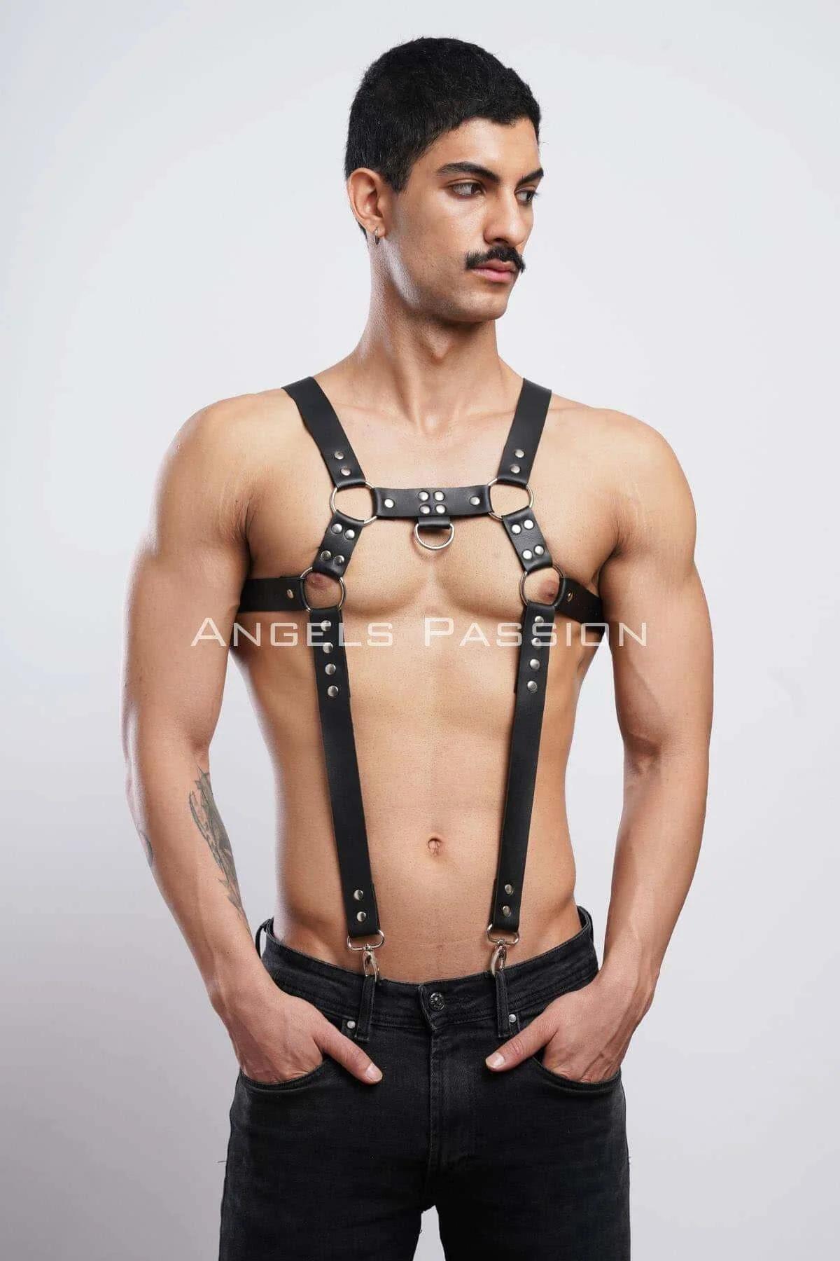 Siyah kot pantolon bel bandına bağlı siyah göğüs harness alt klip halkaları