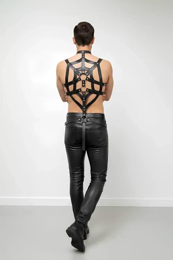 Geometrik ağ askı deseni ve gümüş perçinli siyah suni deri tam vücut harness, erkek model arka görünüm