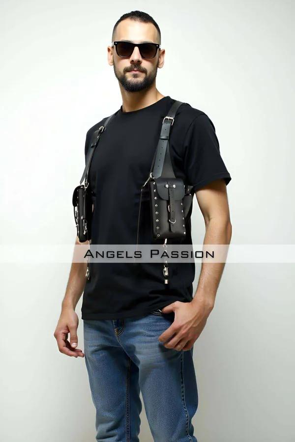 İki perçin zımbalı göğüs cebi ve gümüş toka askılı siyah suni deri utility harness, siyah tişört üzerinde