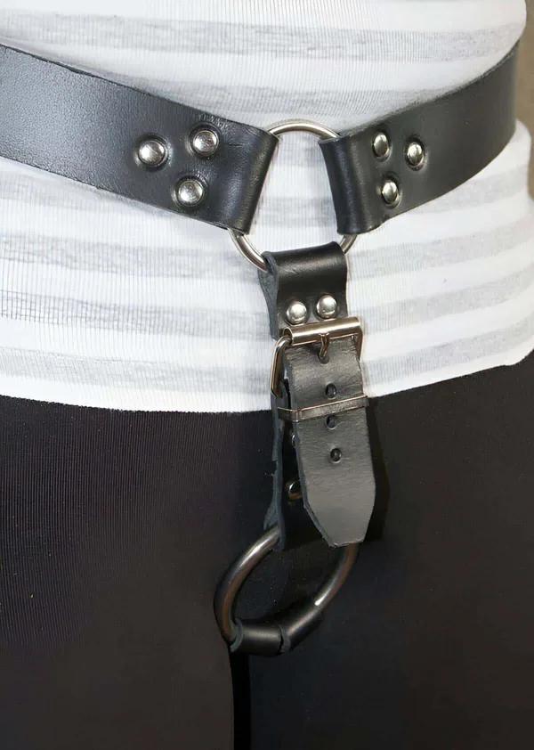 Belde giyilen gümüş O-halka perçin zımbalar ve ayarlanabilir D-halka kancalı siyah suni deri bel harness kemeri