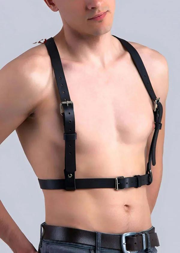 Erkek modelin çıplak gövdesi üzerinde dört gümüş toka askılı ayarlanabilir siyah vegan deri göğüs harness
