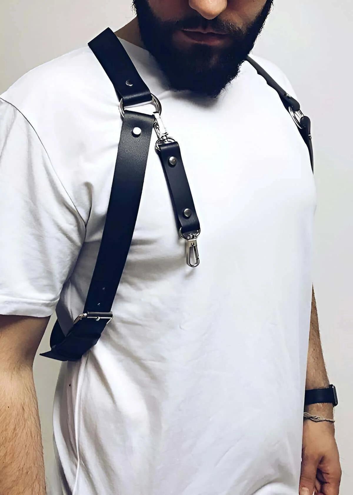 Siyah suni deri göğüs harness arka askısındaki gümüş çinko alaşımlı O-halka detayı yakın çekim