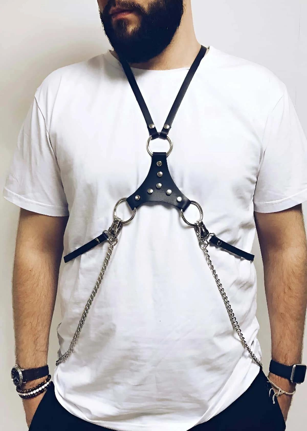 Çıtçıt kapama ve askı genişliğini gösteren siyah ayarlanabilir H-çerçeve göğüs harness arka görünüm