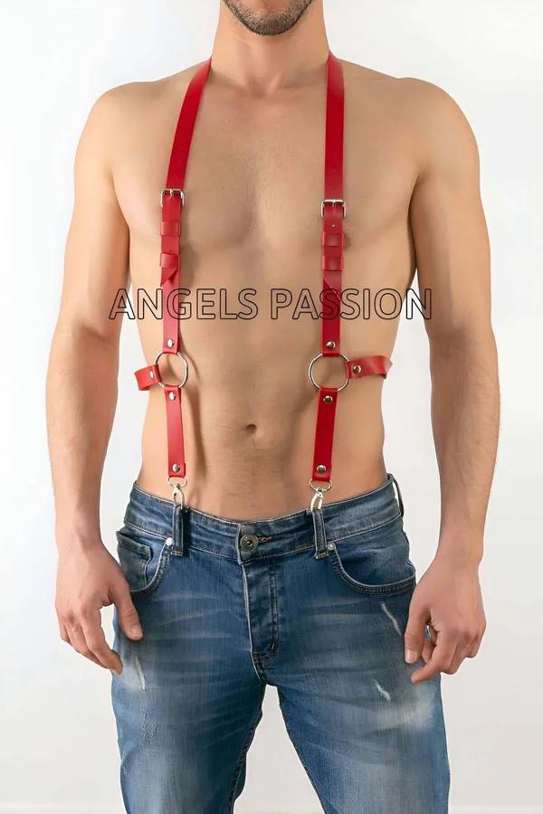 kot pantolon üzerinde çıplak göğüste çift gümüş O-halka ve klipsli bel kancalarıyla kırmızı suni deri pantolon askılı harness