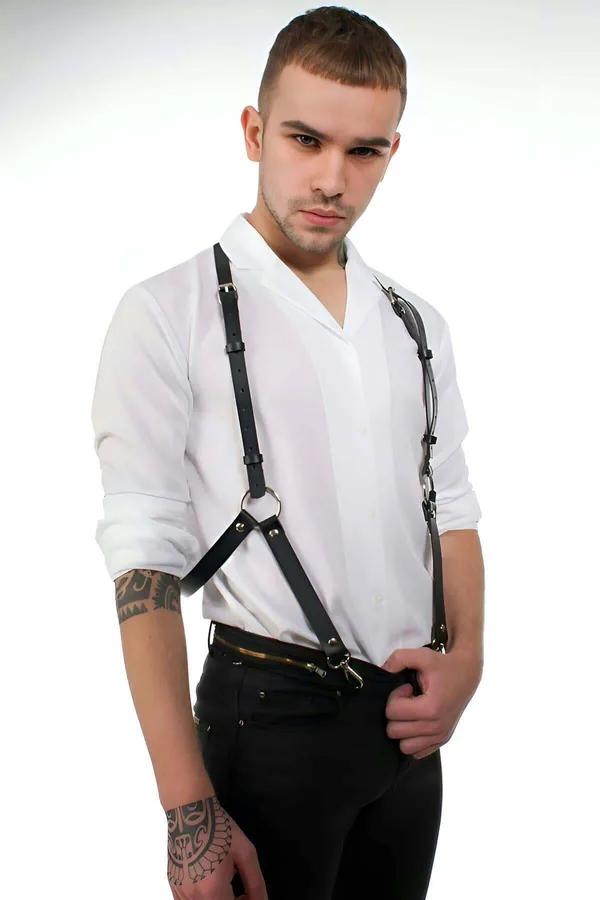 Beyaz gömlek üzerine giyilen gümüş O-halka göğüs detayı ve pantolon klipsleriyle siyah suni deri erkek vücut harness
