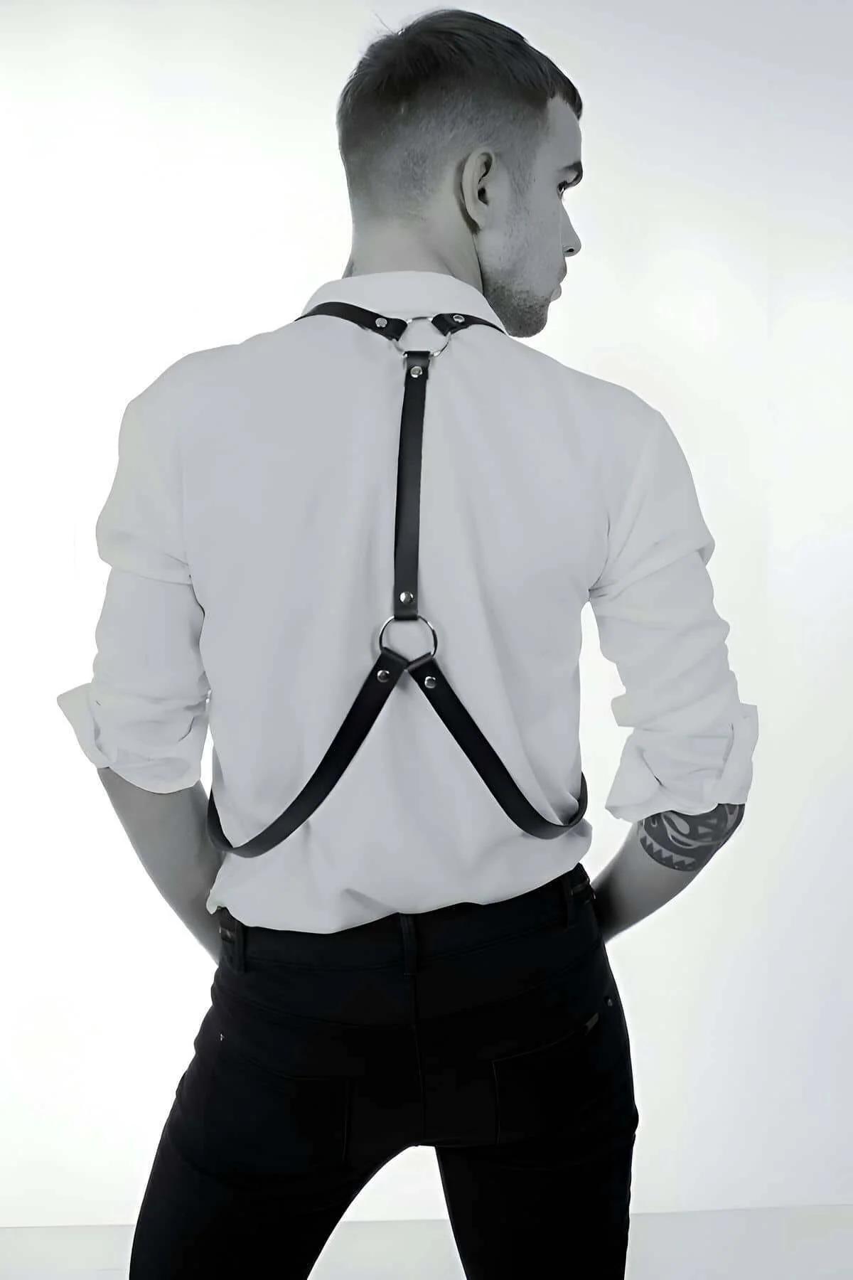 Gümüş tokalar ve pantolon klipsleriyle ayarlanabilir siyah vücut harness ön görünüm detayı