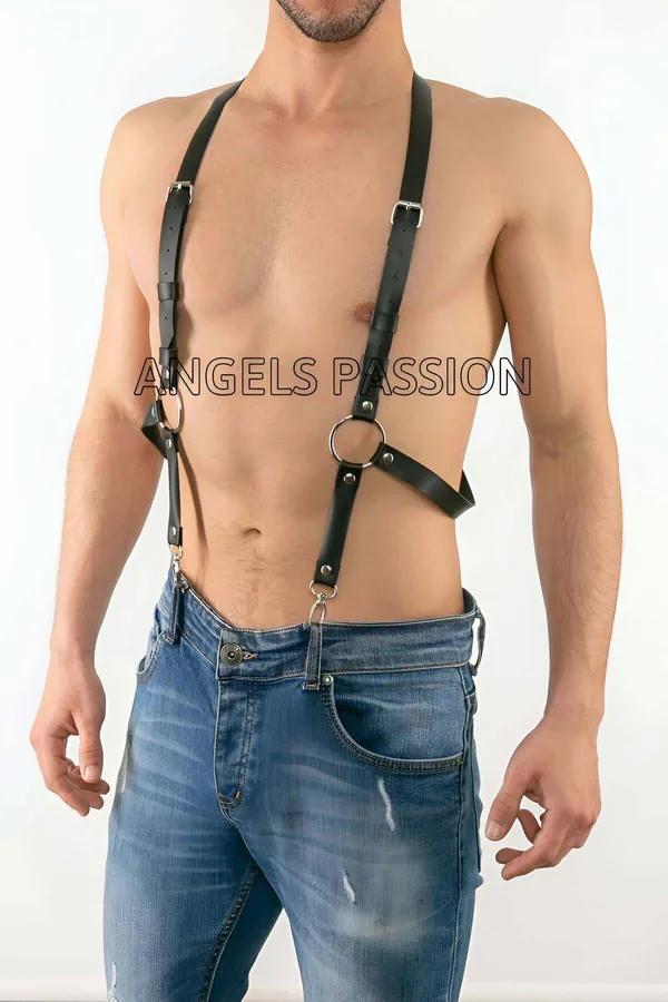 kot pantolon üzerinde çıplak göğüste gümüş tokalar ve D-halka klipsleriyle siyah suni deri ayarlanabilir O-halka vücut harness'ı
