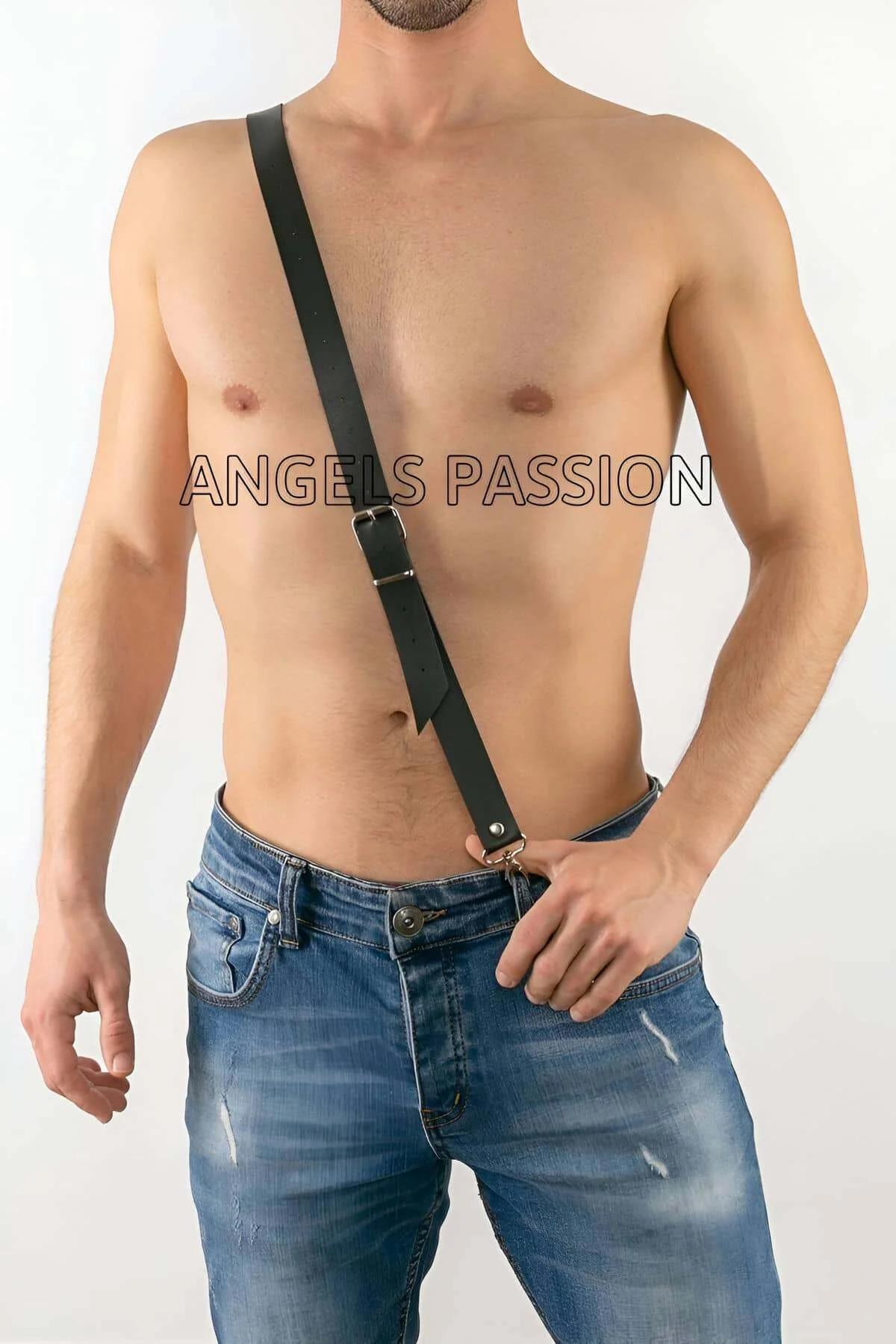 çıplak göğüs üzerinde kot pantolon ile altın tonlu toka ve pantolon klipsiyle siyah vegan deri tek çapraz askılı erkek göğüs harness'ı