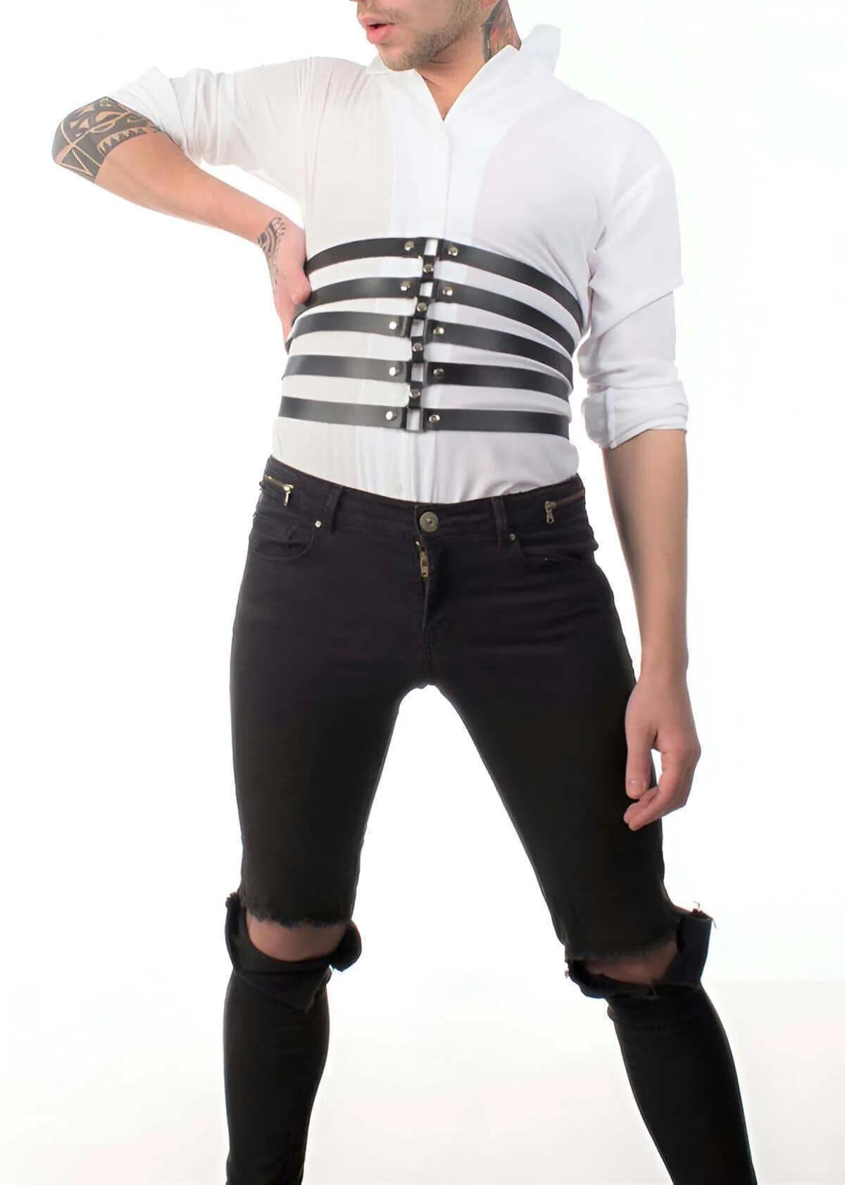 Beyaz gömlek üzerine giyilen gümüş çıtçıt zımbalı beş askılı siyah suni deri bel harness